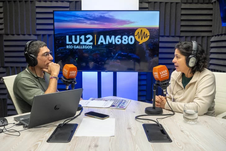  El locutor Gustavo Argañaraz entrevistando a la artista Dora López en los estudios de Radio LU12 AM680. FOTO: LEANDRO FRANCO/LA OPINIÓN AUSTRAL