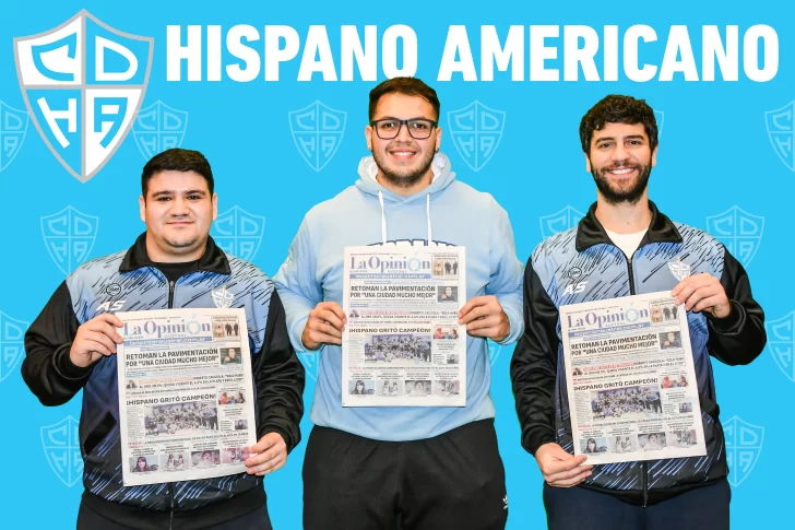  Los integrantes del plantel campeón de Hispano posan con la tapa de La Opinión Austral. FOTOS: JOSÉ SILVA/LOA