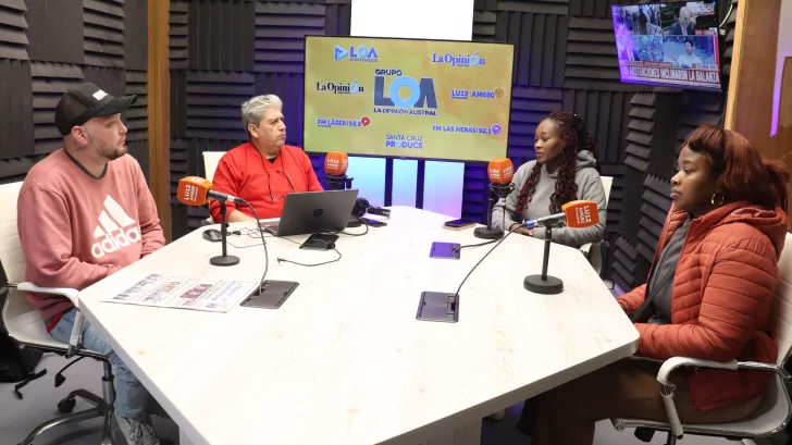  Catalina y Maira Rosales este jueves en el piso de LU12 AM680. (FOTO: JUAN PALACIOS/LA OPINIÓN AUSTRAL)