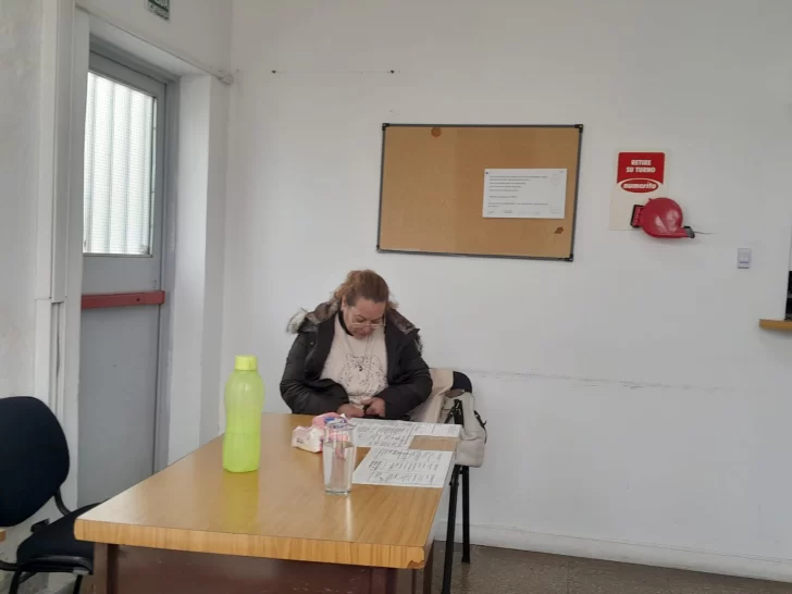  La mujer se atrincheró en el Juzgado de Familia de Caleta Olivia. (FOTO: TAMARA MORENO/LA OPINIÓN AUSTRAL).