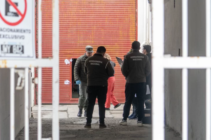  Agentes de Gendarmería durante las inspecciones. FOTO: LEANDRO FRANCO/ LA OPINIÓN AUSTRAL