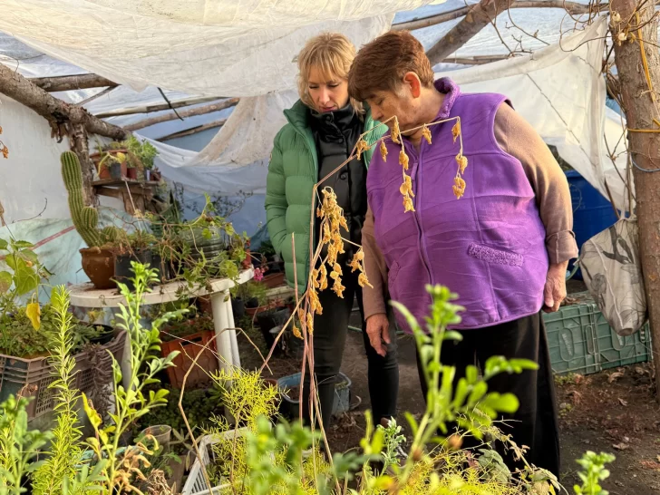  Moira Lanesan junto a Sara Sánchez, de Chacra La Rivera, en Los Antiguos.