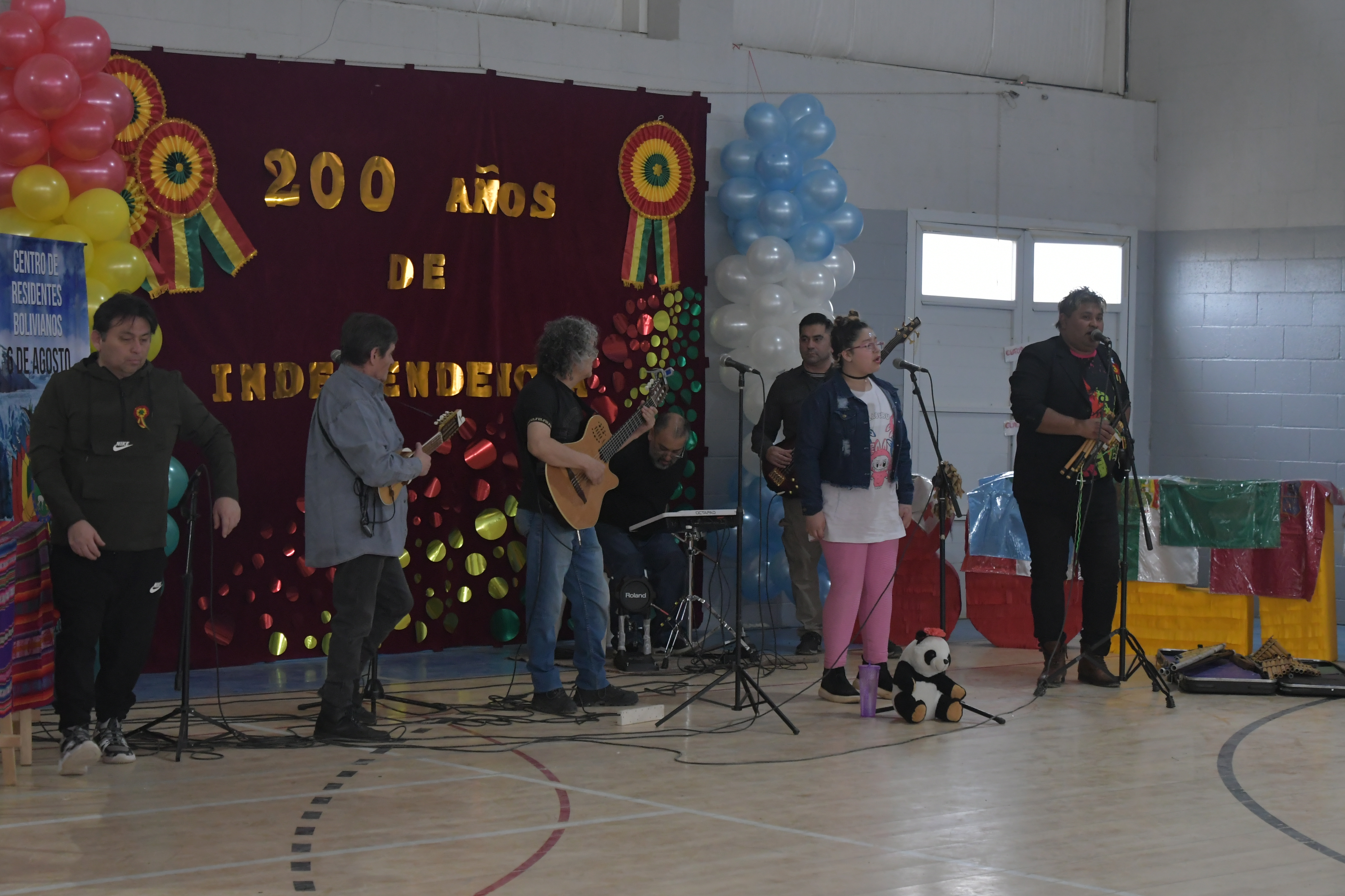  Las presentaciones musicales acompañaron los festejos. Foto: Juan Palacios/La Opinión Austral