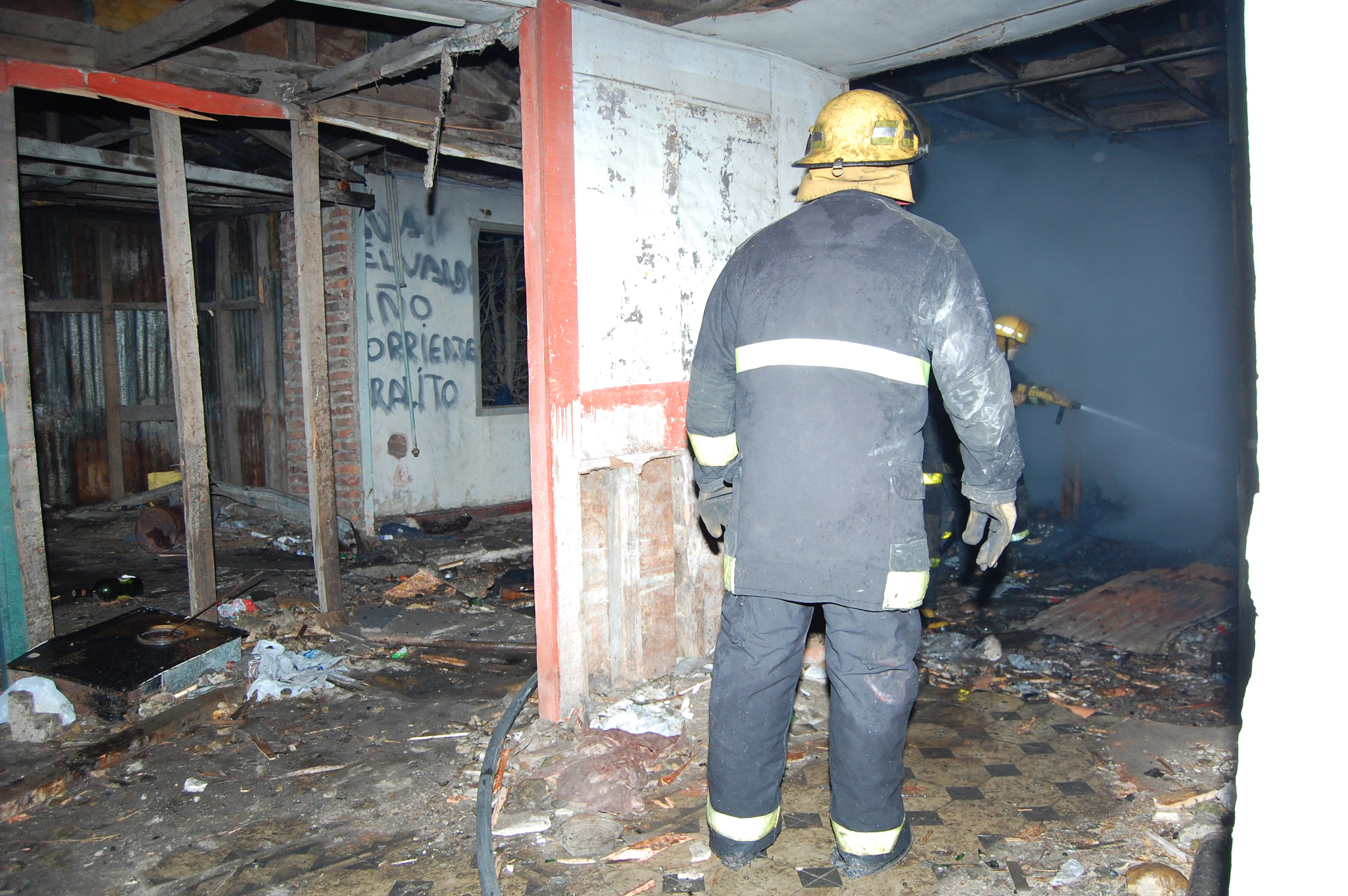  Un bombero trabajando en la casa donde fue encontrado casi sin vida Garnica. (FOTO: ARCHIVO LA OPINIÓN AUSTRAL)