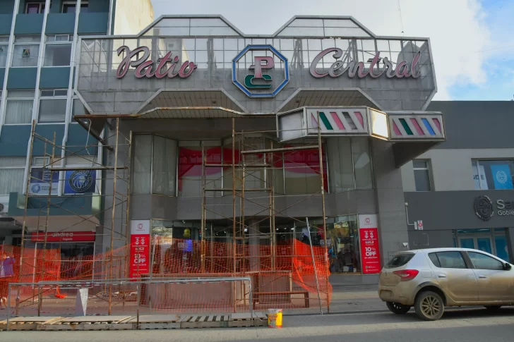  La marquesina original de Patio Central está siendo renovada. Foto: José Silva/La Opinión Austral