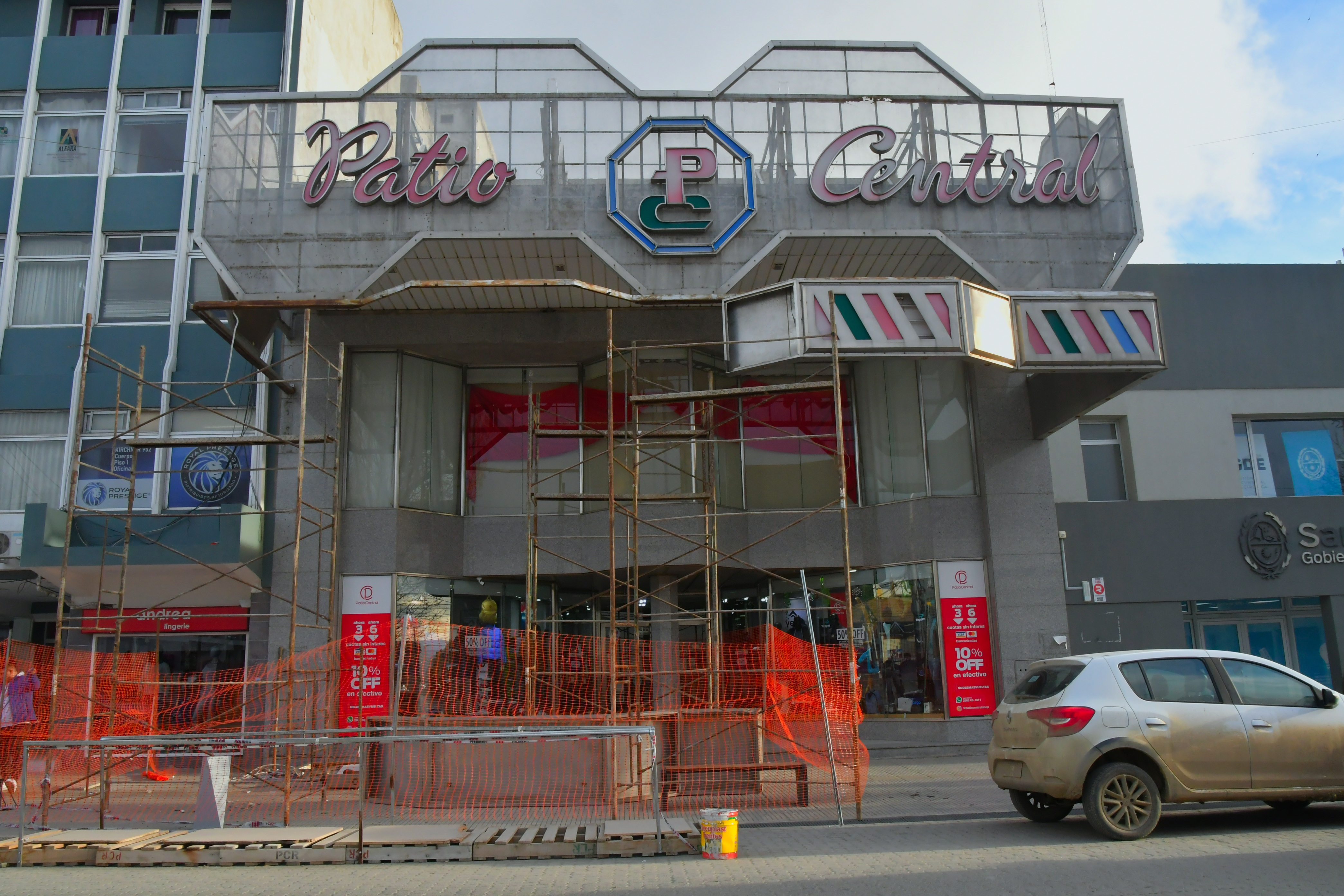  La marquesina original de Patio Central está siendo renovada. Foto: José Silva/La Opinión Austral