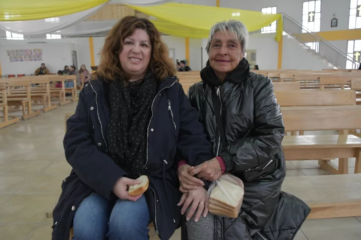  Paula y Elba, dos amigas que se emocionaron al recordar la importancia de poder tener un pedazo de pan en la mesa. Foto: José Silva/La Opinión Austral
