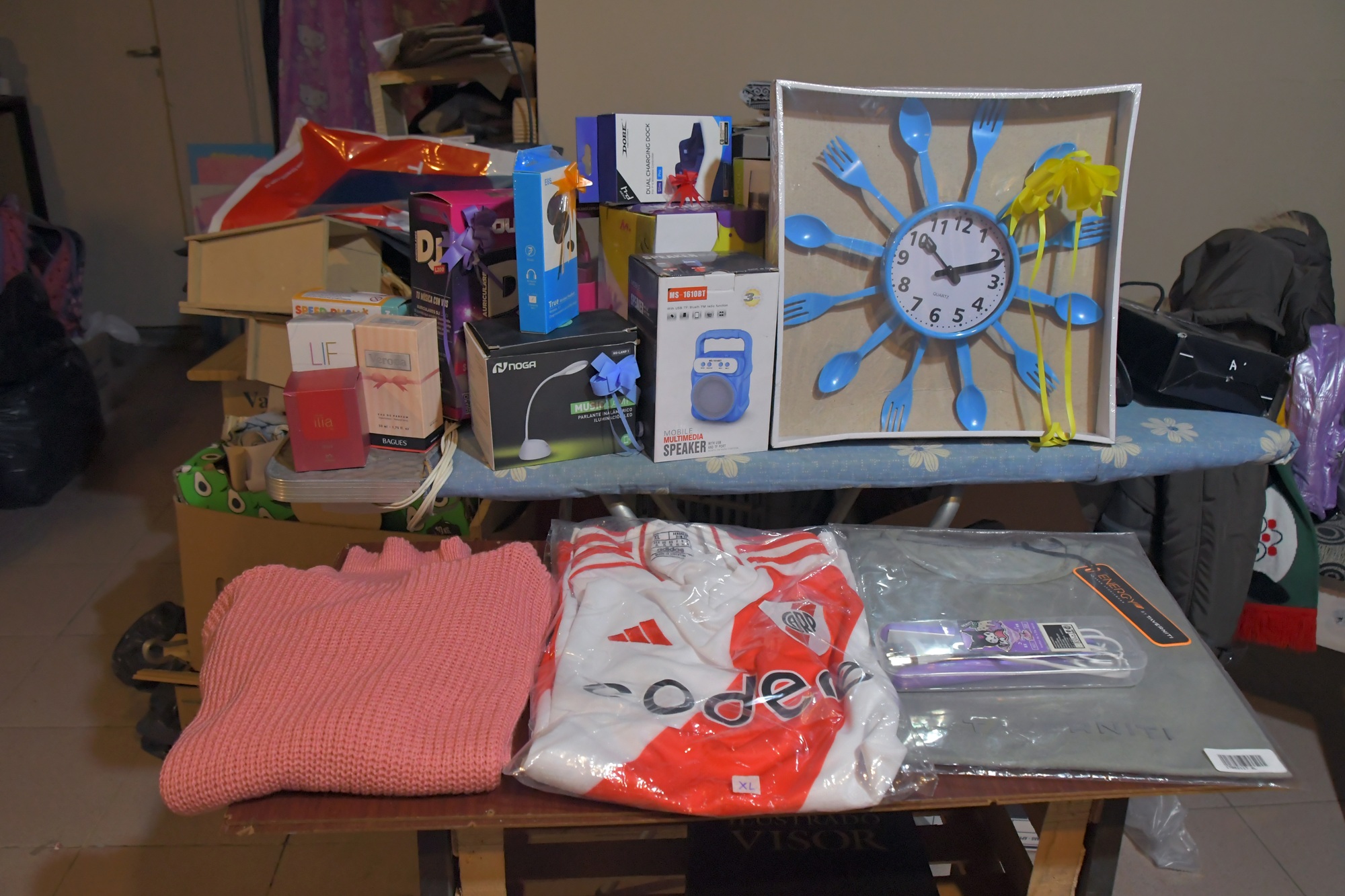  Premios que fueron donados para las próximas rifas. Foto: José Silva/La Opinión Austral