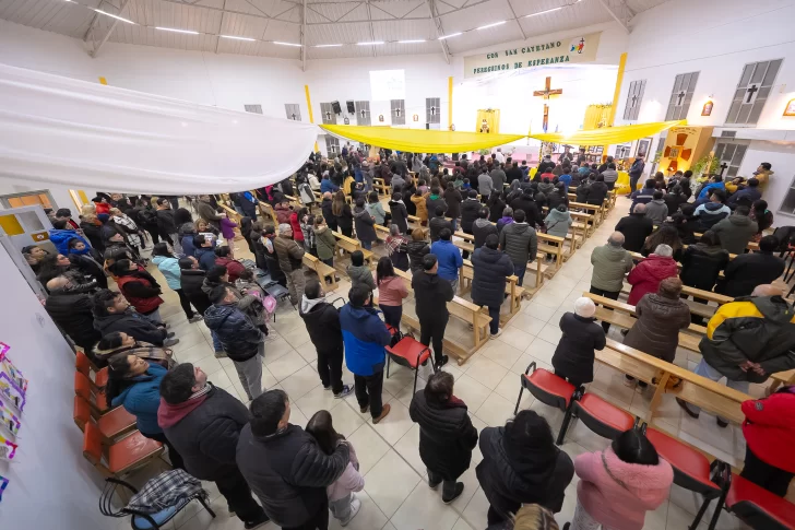  La primera misa se celebró a las 00:00 de este jueves, tras la procesión y apertura del santuario.