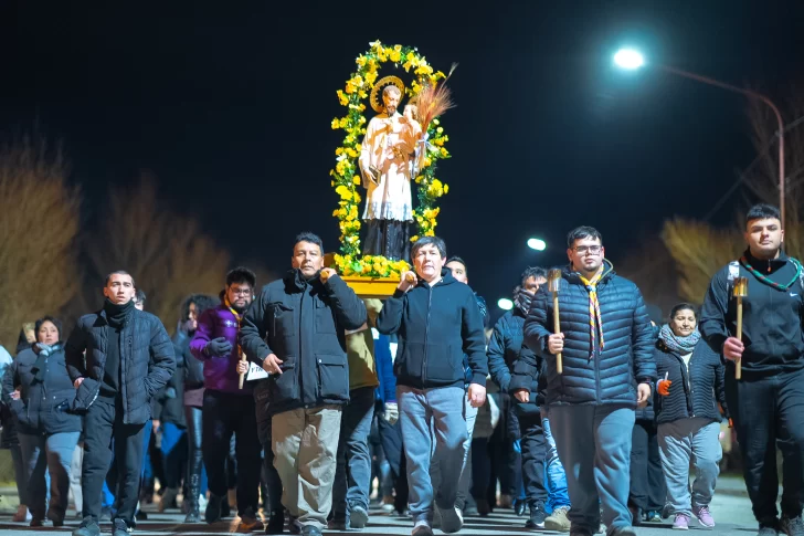  En la noche de este miércoles, los devotos realizaron una procesión desde la Parroquia San José Obrero hasta el Santuario San Cayetano.