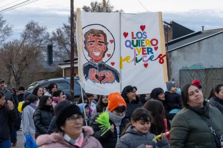  Con pancartas, las familias participaron de la procesión. FOTO: LEANDRO FRANCO/ LA OPINIÓN AUSTRAL