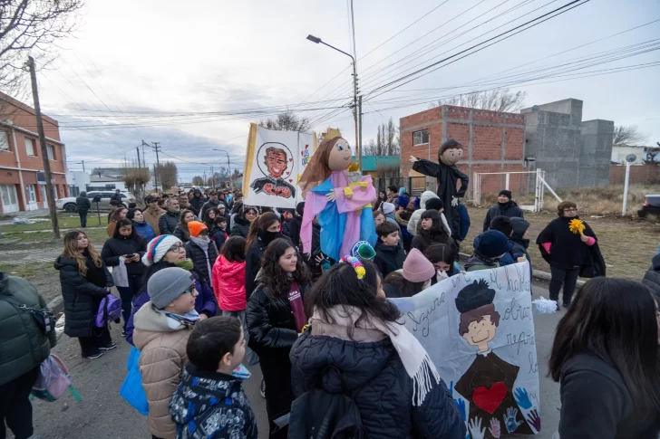  La procesión partió desde la capilla Virgen Niña de Río Gallegos. FOTO: LEANDRO FRANCO/ LA OPINIÓN AUSTRAL