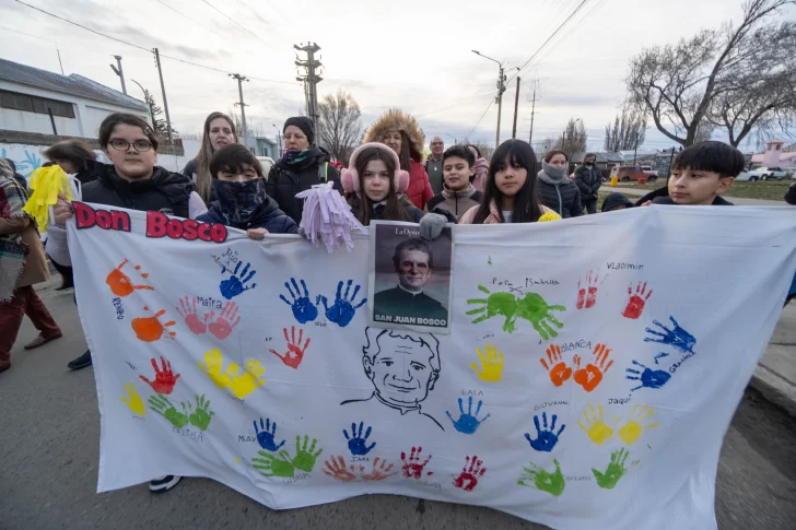  Chicos y chicas con el póster del patrono de la juventud. FOTO: LEANDRO FRANCO/ LA OPINIÓN AUSTRAL