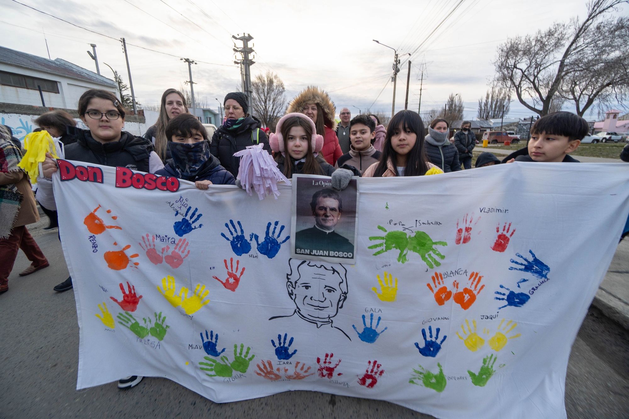  Chicos y chicas con el póster del patrono de la juventud. FOTO: LEANDRO FRANCO/ LA OPINIÓN AUSTRAL