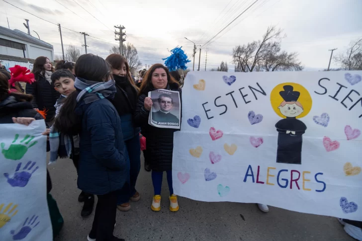  El póster de San Juan Bosco acompañó la procesión. FOTO: LEANDRO FRANCO/ LA OPINIÓN AUSTRAL