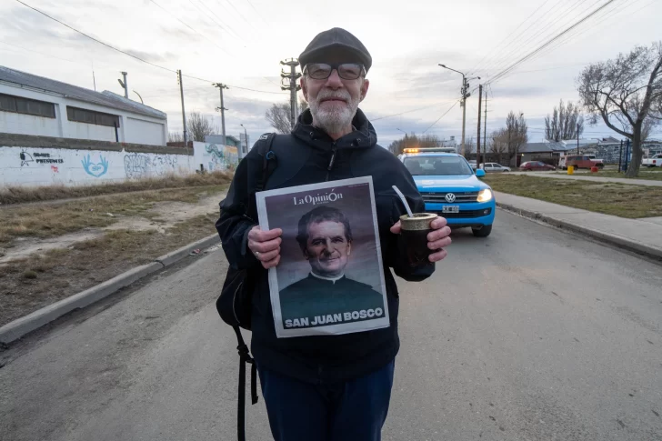  El obispo Ignacio Medina con el póster de La Opinión Austral. FOTO: LEANDRO FRANCO/ LA OPINIÓN AUSTRAL