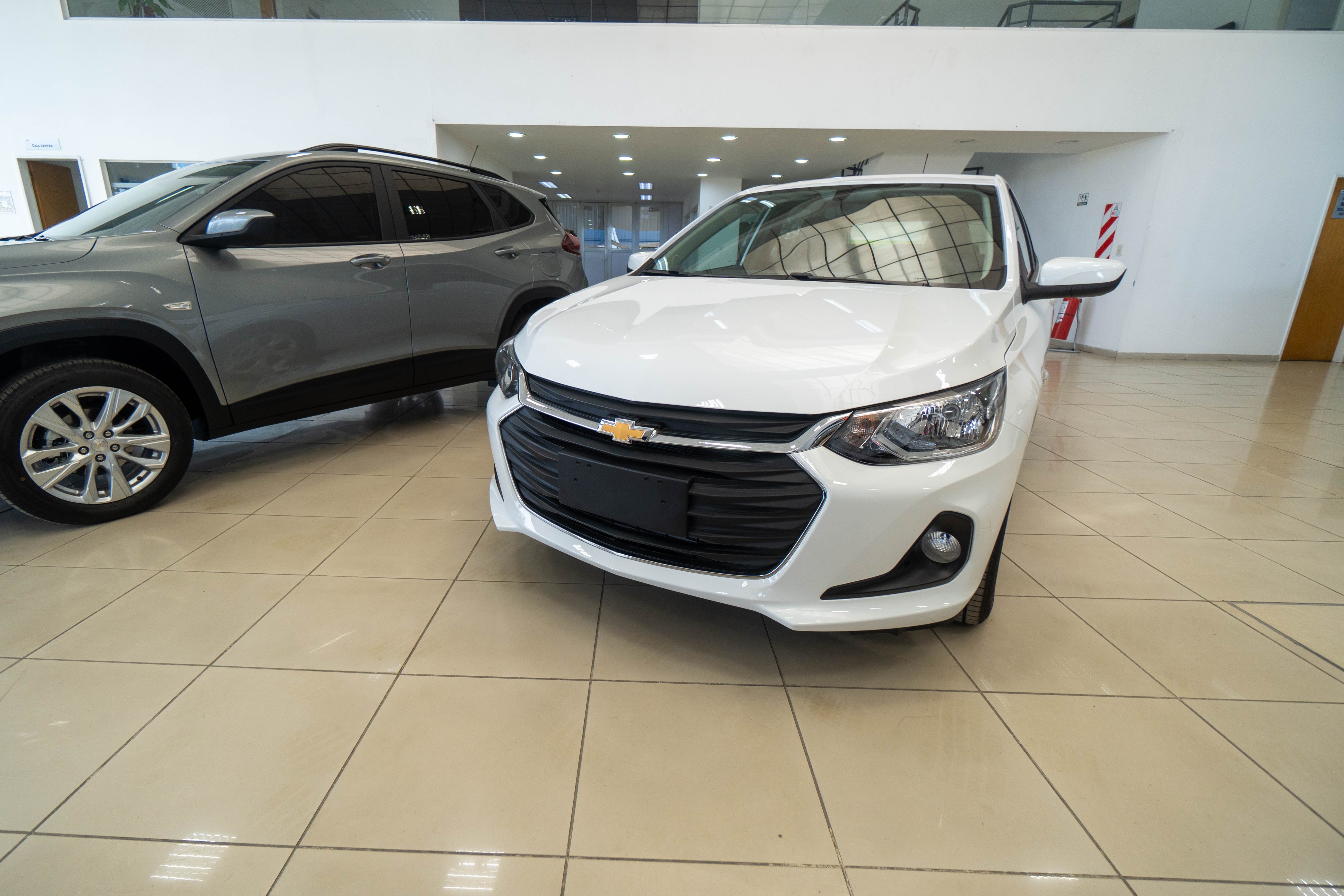  El Chevrolet Onix, la vedette de Veneto, en exhibición. (FOTO: LEANDRO FRANCO/LA OPINIÓN AUSTRAL)