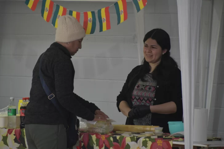  Los puestos gastronómicos ofrecieron platos típicos. Foto: Juan Palacios/La Opinión Austral