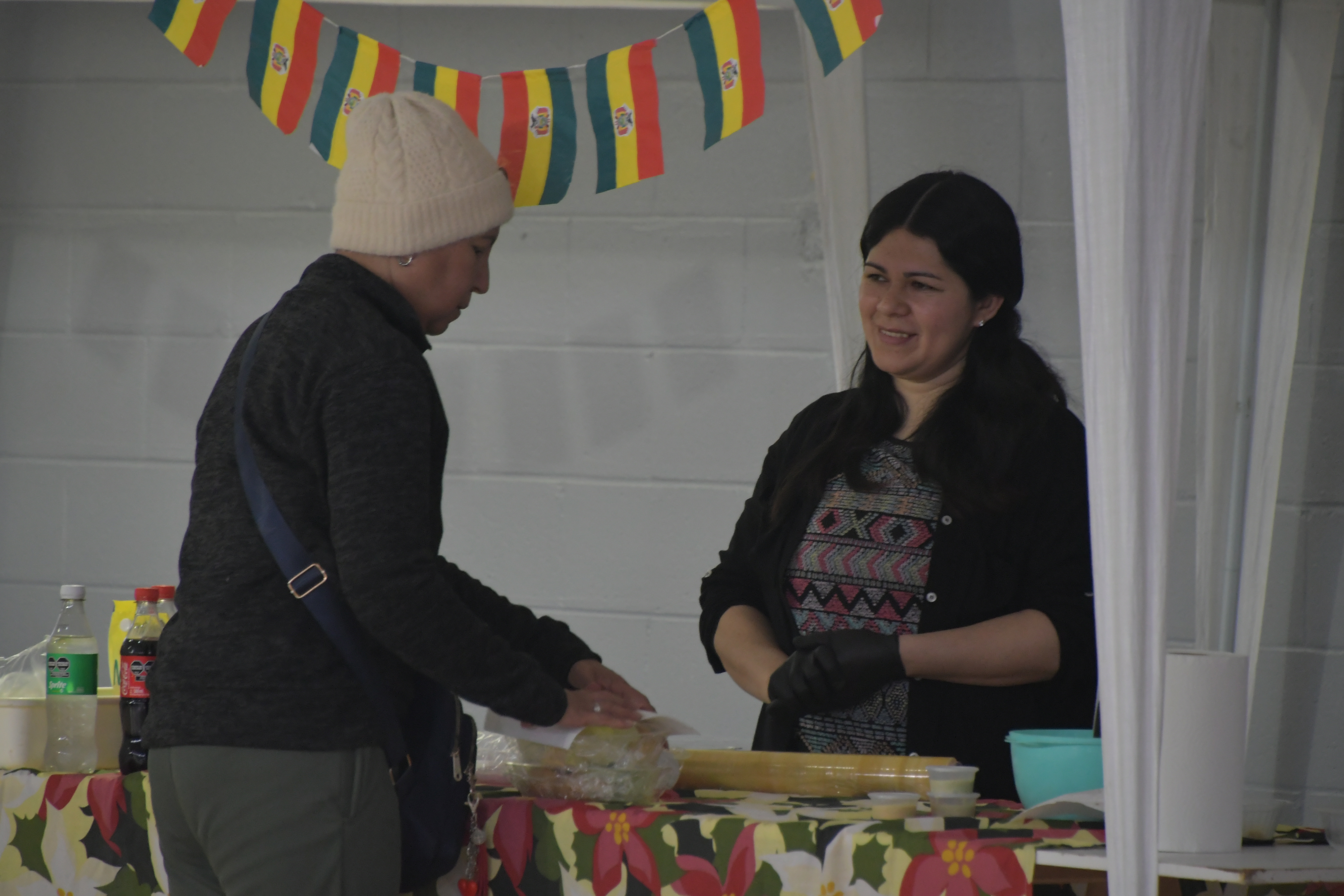 Los puestos gastronómicos ofrecieron platos típicos. Foto: Juan Palacios/La Opinión Austral