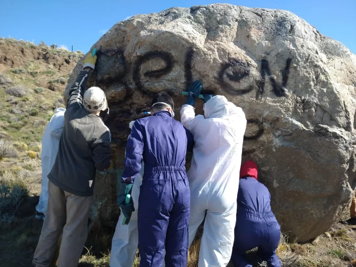  Los jóvenes calafateños en una de las limpiezas realizadas en la ruta provincial 11.