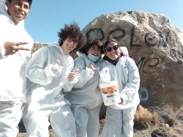 Son estudiantes, limpian rocas vandalizadas en el Parque Nacional Los Glaciares y piden colaboración para seguir