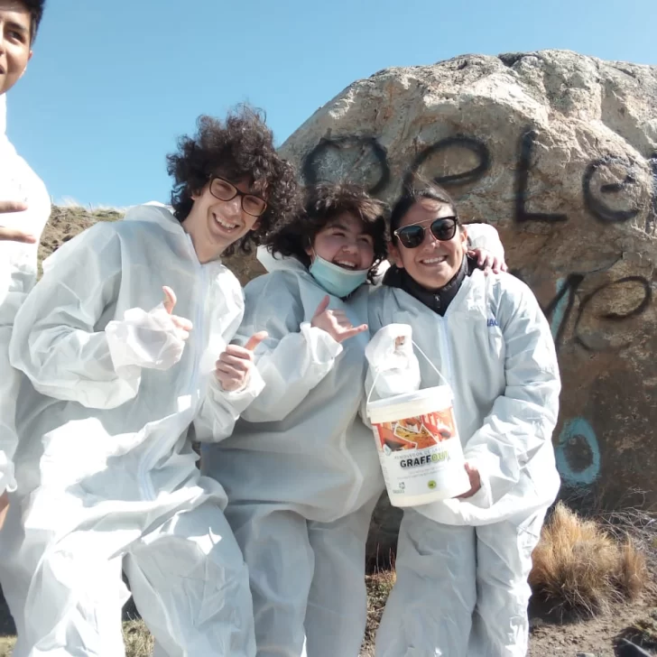 Son estudiantes, limpian rocas vandalizadas en el Parque Nacional Los Glaciares y piden colaboración para seguir Son estudiantes, limpian rocas vandalizadas en el Parque Nacional Los Glaciares y piden colaboración para seguir