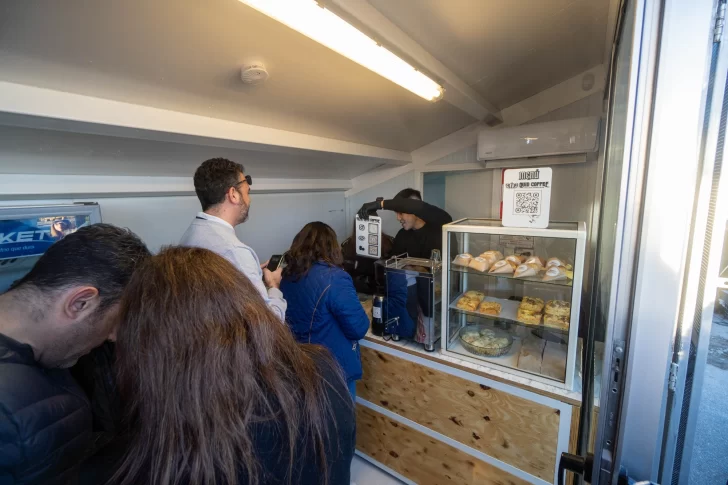  Los vecinos probaron el café de Quid Coffe. FOTO: LEANDRO FRANCO/ LA OPINIÓN AUSTRAL