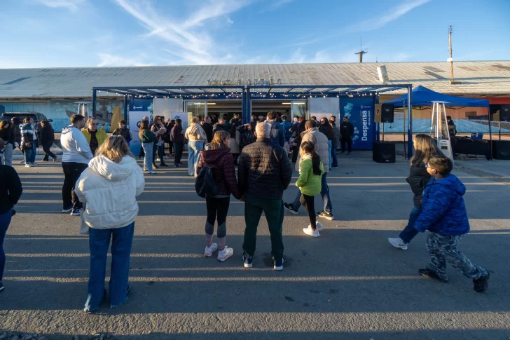  La Despensa del Atlántico abrió este domingo en la costanera local. FOTO: LEANDRO FRANCO/ LA OPINIÓN AUSTRAL