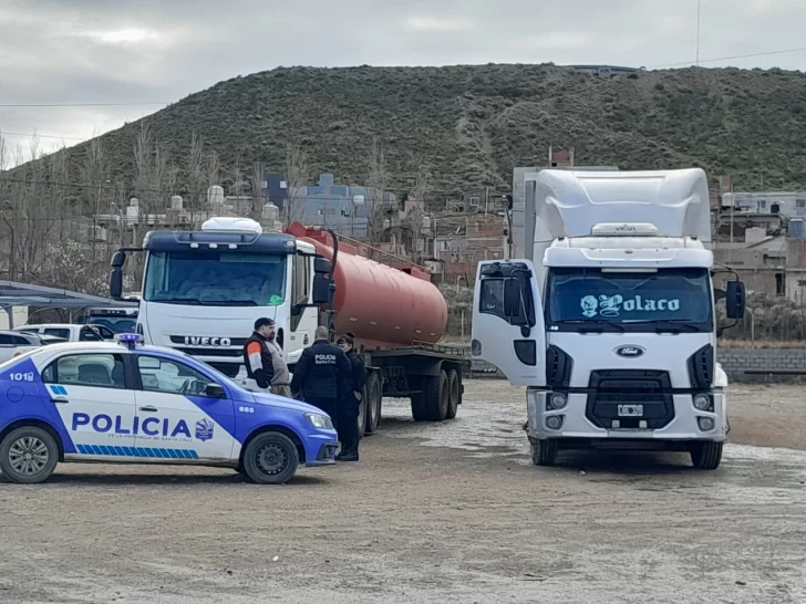  La policía entrevistó a los camioneros. (FOTO: TAMARA MORENO/LA OPINIÓN AUSTRAL).