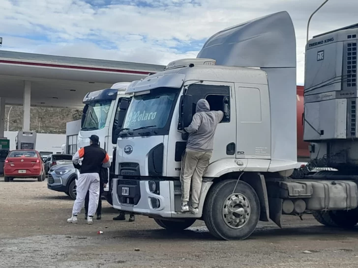 Ladrones en motos robaron millones de pesos tras destrozar la ventanilla de un camión estacionado