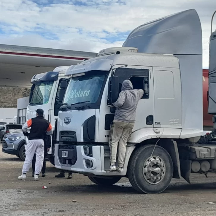 Ladrones en motos robaron millones de pesos tras destrozar la ventanilla de un camión estacionado