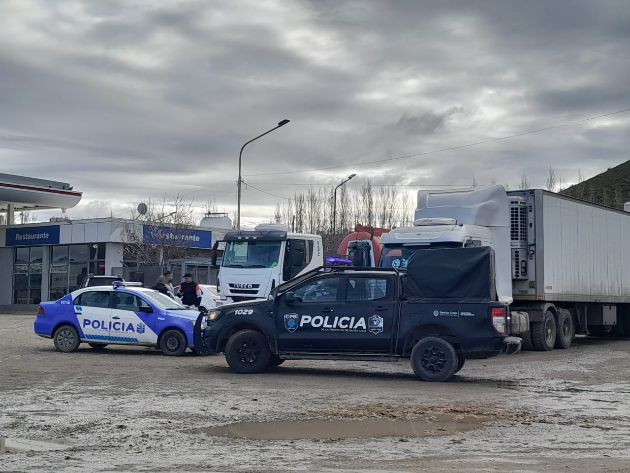  Robo millonario a un camionero en una estación de servicio de Caleta Olivia. FOTO: TAMARA MORENO/LA OPINIÓN AUSTRAL.