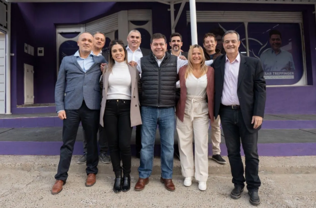  Treffinger con todos los candidatos de LLA en Chubut. Maira Frías a su derecha.