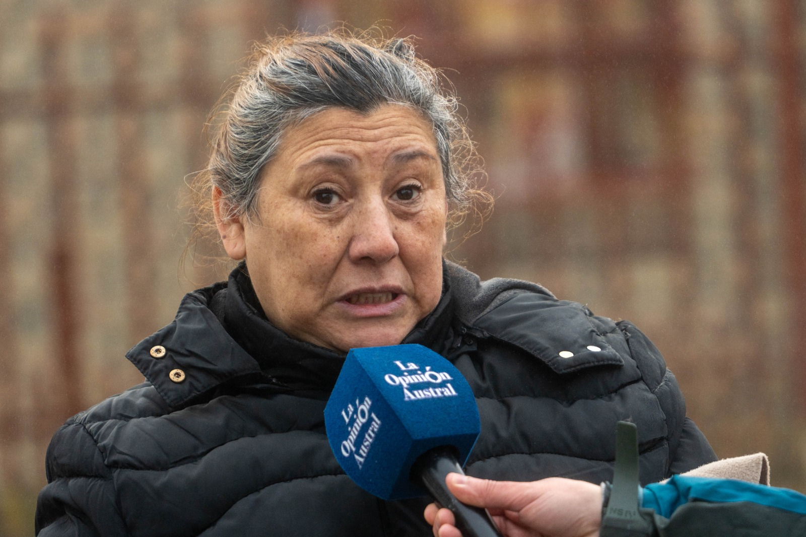  Raquel, vecina que fue testigo de lo sucedido, habló con La Opinión Austral. FOTO: LEANDRO FRANCO/LOA