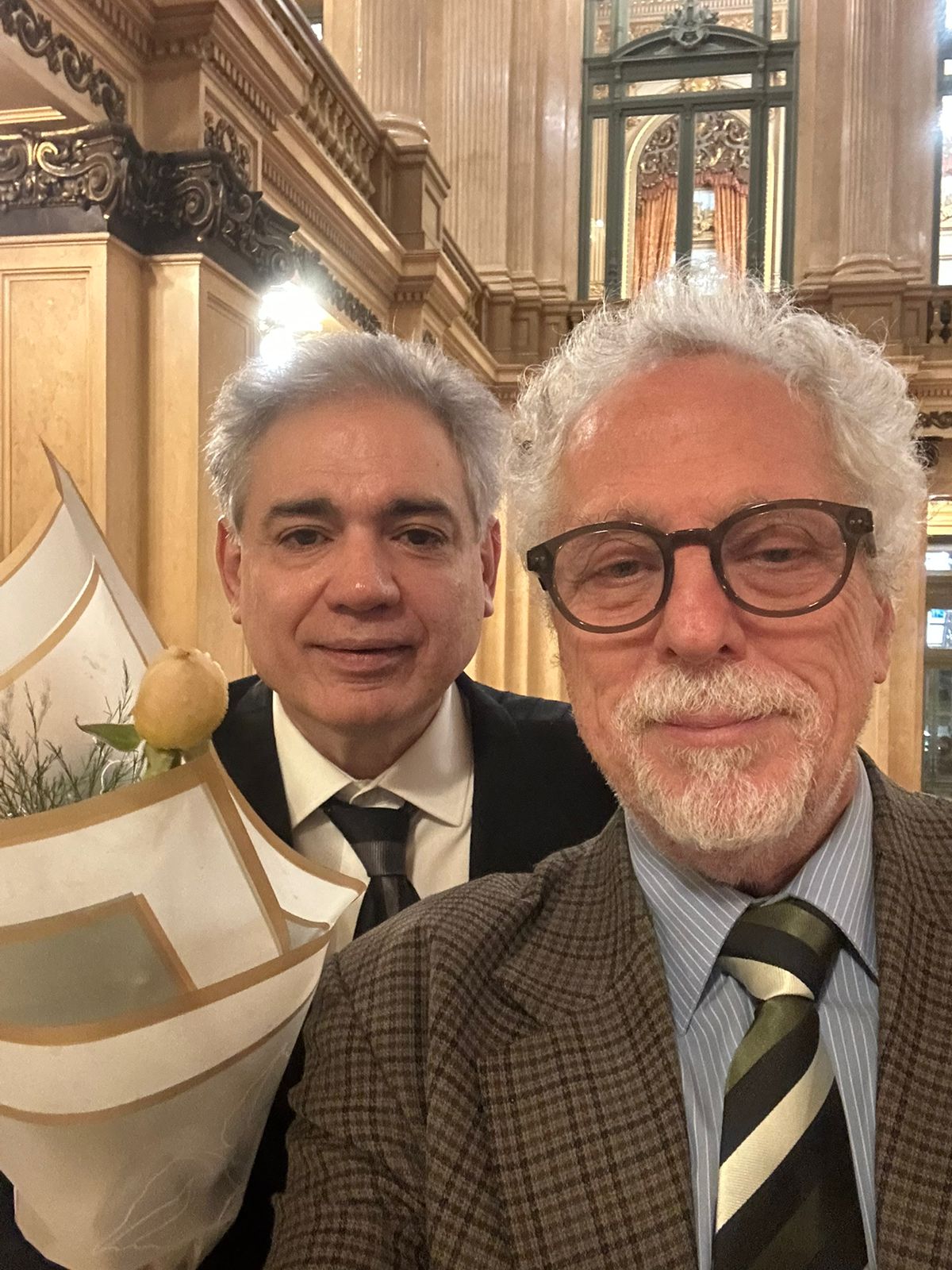  Juan Carlos Labrador y Ricardo Mandel, protagonistas en la historia de la flor amarilla para Marianela Núñez. “¡Nelamanía! Entregamos la flor que le envió Delia Donn en nombre de su hermano Jorge. ¡Misión cumplida!”.