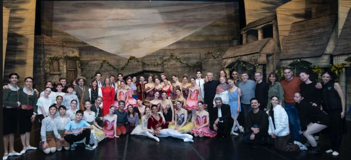  Después de la función, detrás de bastidores todos fueron protagonistas en la foto final. Julio Bocca, como director del Ballet del Colón, orgulloso de una noche inolvidable. JUAN JOSÉ BRUZZA/ PRENSA TEATRO COLÓN.