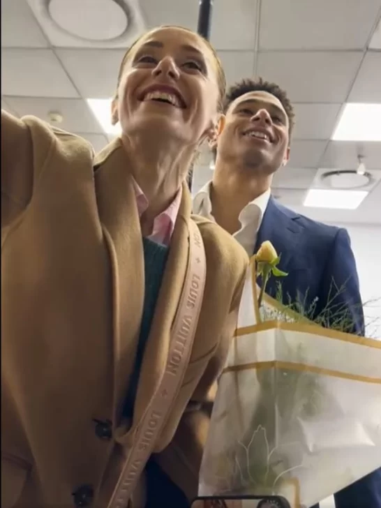  Marianela Núñez y Patricio Revé saludaron a los fans después de la función. Ella, con la flor que le regaló Delia Donn, la hermana de Jorge Donn. FOTO: JUAN JOSÉ BRUZZA/ PRENSA TEATRO COLÓN