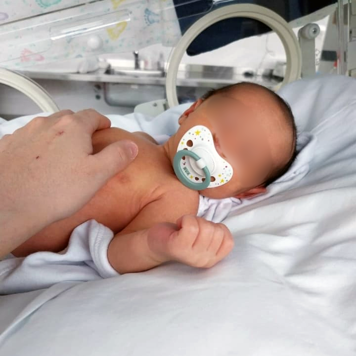  El pequeño Luca Benjamín recuperándose en el hospital. (FOTO: LA OPINIÓN AUSTRAL)