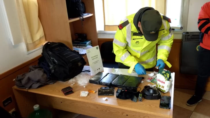 Caminaba por la ruta cerca de Güer Aike y le encontraron cuatro kilos de cocaína