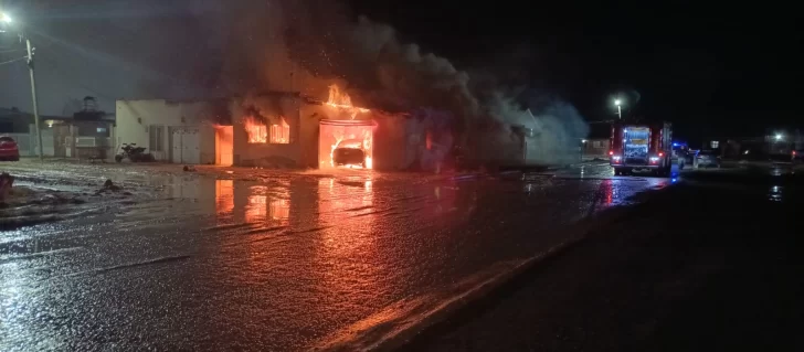 Un mecánico sufrió lesiones en las manos tras intentar apagar un incendio en su taller de Las Heras