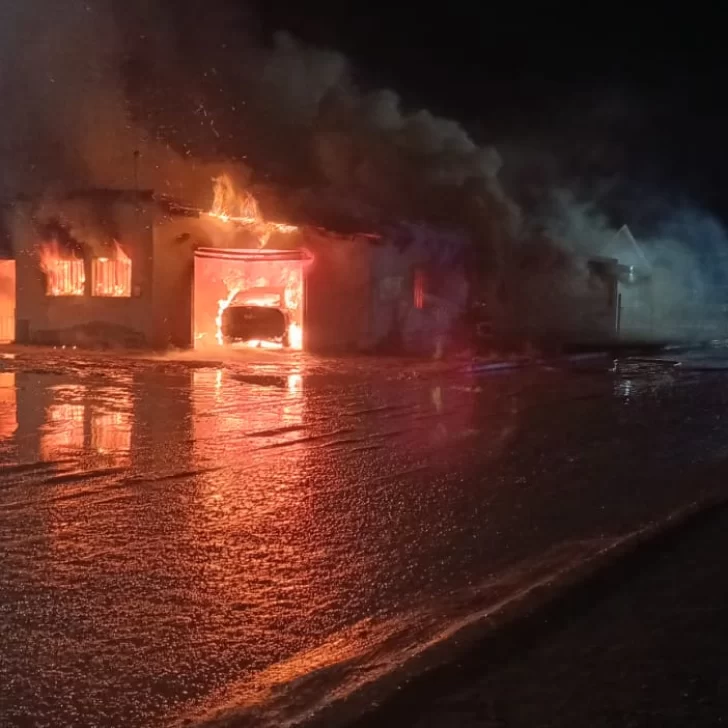 Un mecánico sufrió lesiones en las manos tras intentar apagar un incendio en su taller de Las Heras Un mecánico sufrió lesiones en las manos tras intentar apagar un incendio en su taller de Las Heras