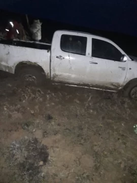 Una familia había quedado varada en medio de la estepa y fue auxiliada por la Policía Una familia había quedado varada en medio de la estepa y fue auxiliada por la Policía