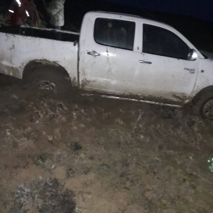 Una familia había quedado varada en medio de la estepa y fue auxiliada por la Policía Una familia había quedado varada en medio de la estepa y fue auxiliada por la Policía