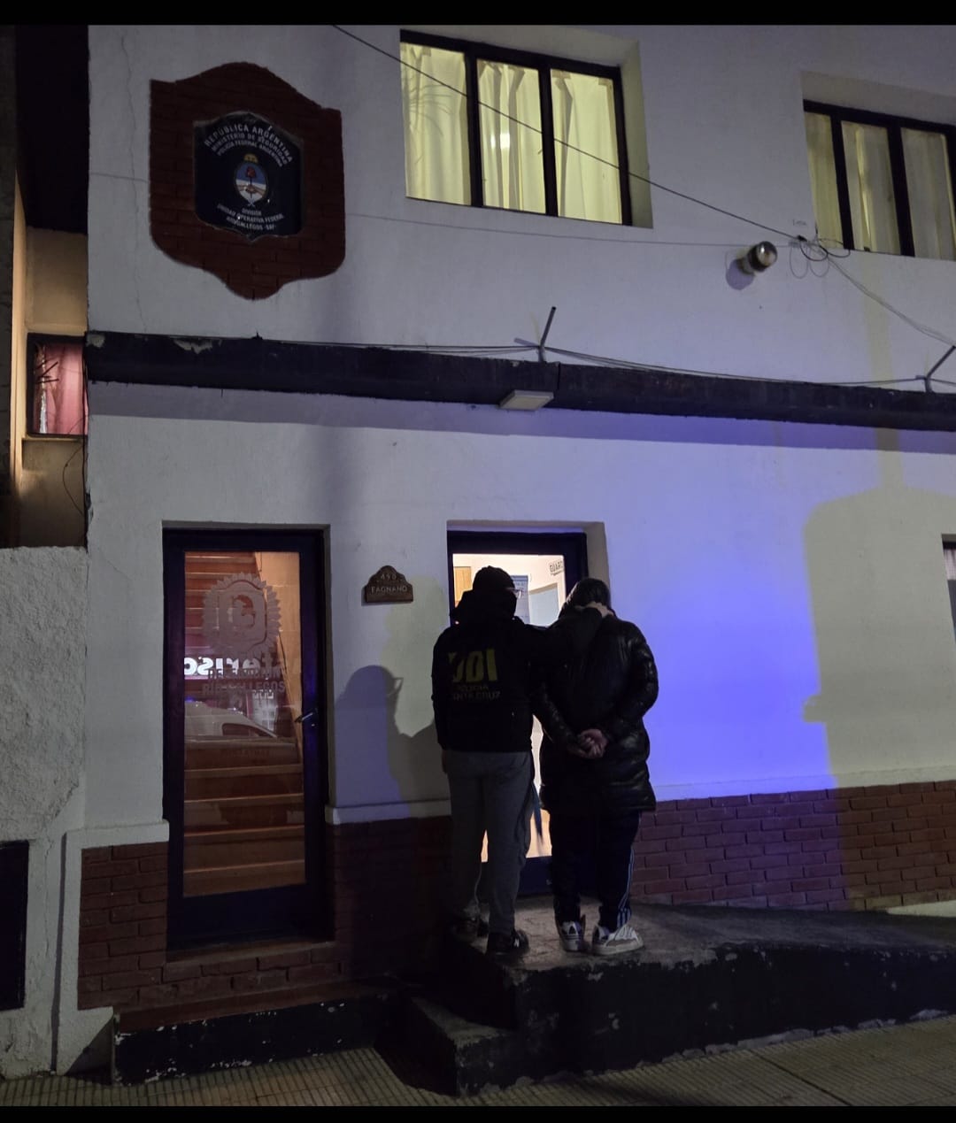  El joven acusado de narcomenudeo siendo ingresado a la delegación local de la Policía Federal.