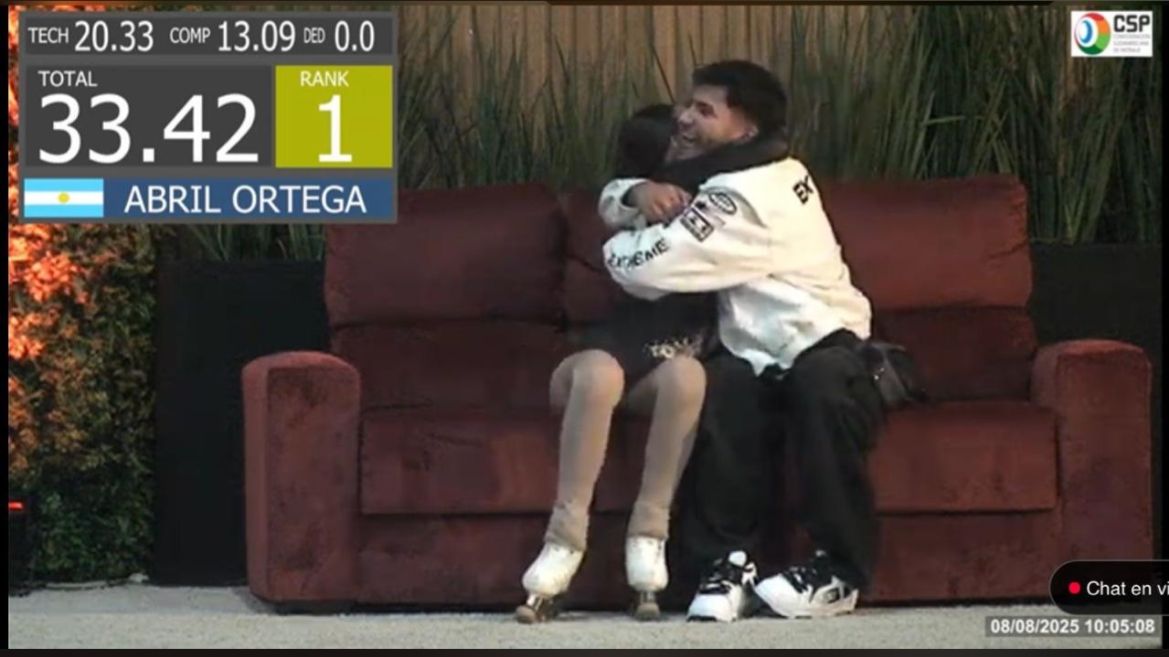  El abrazo con su entrenador tras el primer puesto.