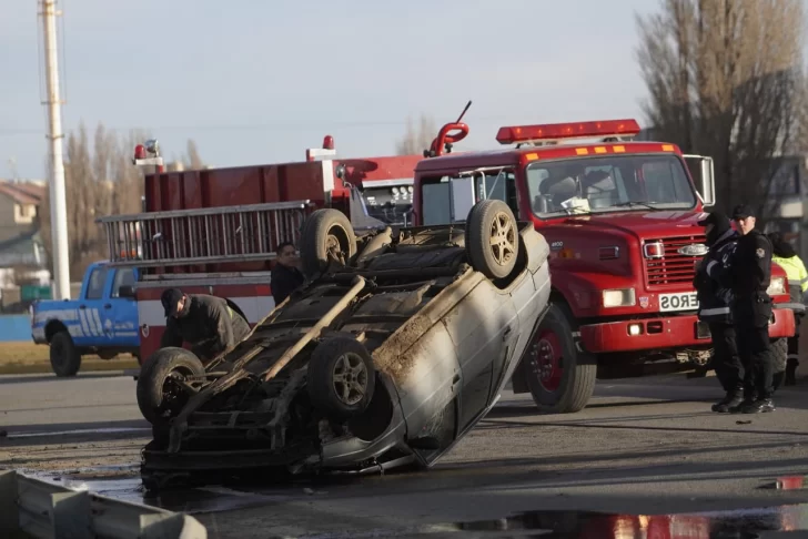  El vehículo quedó con sus cuatro ruedas mirando al cielo. (FOTO: LEANDRO FRANCO/LA OPINIÓN AUSTRAL)