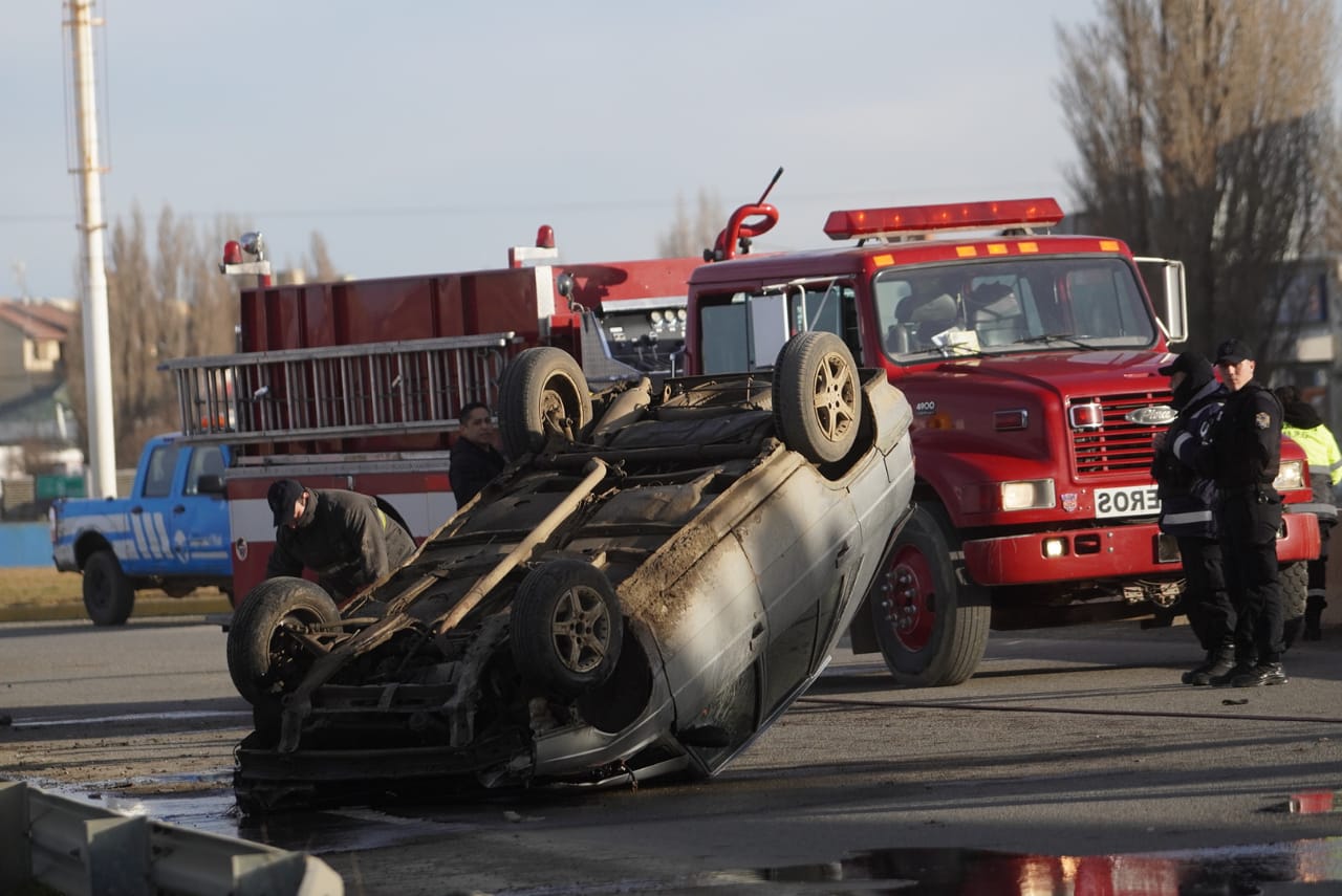  El vehículo quedó con sus cuatro ruedas mirando al cielo. (FOTO: LEANDRO FRANCO/LA OPINIÓN AUSTRAL)