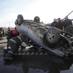 Perdió el control del auto y protagonizó un cinematográfico vuelco en la Autovía 17 de Octubre