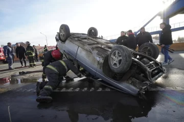 Perdió el control del auto y protagonizó un cinematográfico vuelco en la Autovía 17 de Octubre Perdió el control del auto y protagonizó un cinematográfico vuelco en la Autovía 17 de Octubre