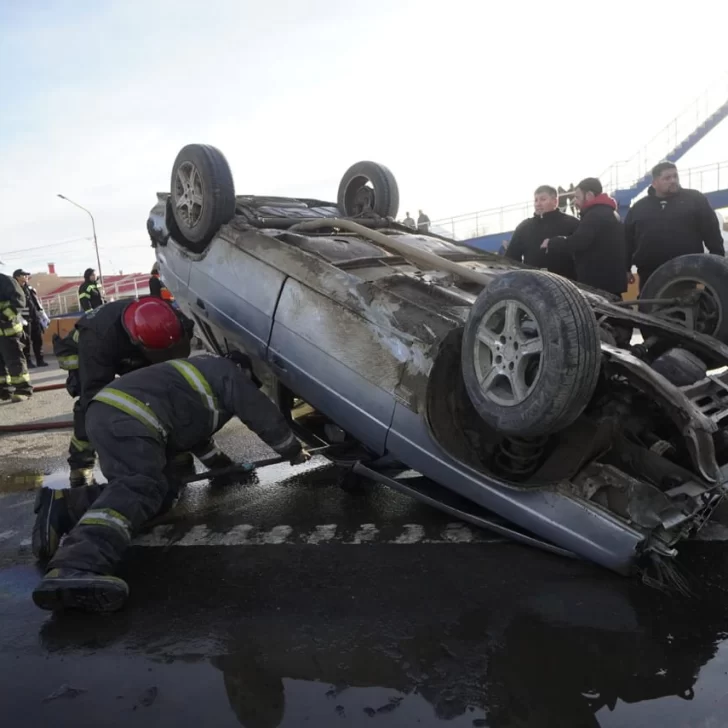 Perdió el control del auto y protagonizó un cinematográfico vuelco en la Autovía 17 de Octubre Perdió el control del auto y protagonizó un cinematográfico vuelco en la Autovía 17 de Octubre